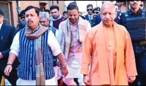 यूपी में 2027 की तैयारी तेज: लखनऊ के बाद मथुरा में भाजपा की दो दिवसीय चिंतन बैठकलखनऊ/मथुरा। उत्तर प्रदेश में 2027 के विधानसभा चुनाव को लेकर राजनीतिक दलों की गतिविधियां तेज हो गई हैं। भारतीय जनता पार्टी ने चुनावी तैयारियों के तहत अक्टूबर के पहले सप्ताह में संगठनात्मक बैठकों का सिलसिला शुरू किया है।
भाजपा के प्रदेश प्रभारी विनोद तावड़े ने 1 और 2 अक्टूबर को लखनऊ में पार्टी के विभिन्न स्तरों के पदाधिकारियों के साथ बैठकें की हैं। इन बैठकों में आगामी विधानसभा चुनाव को लेकर संगठनात्मक तैयारियों और चुनावी रणनीति पर चर्चा की गयी है।
इसी क्रम में 3 और 4 अक्टूबर को मथुरा में भाजपा की दो दिवसीय चिंतन बैठक प्रस्तावित है। रिपोर्टों के अनुसार बैठक में पार्टी के राष्ट्रीय अध्यक्ष नितिन नबीन, मुख्यमंत्री योगी आदित्यनाथ सहित प्रदेश संगठन के प्रमुख पदाधिकारियों की मौजूदगी रहेगी। बैठक का प्रमुख फोकस आगामी विधानसभा चुनाव के लिए संगठन और चुनावी तैयारियों की समीक्षा पर रहेगा।
इसके बाद 7 अक्टूबर को वाराणसी में भी एक महत्वपूर्ण कार्यक्रम प्रस्तावित है, जिसमें मुख्यमंत्री योगी आदित्यनाथ और भाजपा के राष्ट्रीय अध्यक्ष नितिन नबीन के शामिल होने की जानकारी सामने आई है।
दूसरी ओर विपक्ष भी सक्रिय
इसी राजनीतिक माहौल के बीच समाजवादी पार्टी अध्यक्ष अखिलेश यादव ने 1 अक्टूबर को लखनऊ स्थित पार्टी कार्यालय में पत्रकार वार्ता के दौरान कहा कि भाजपा को हराने के उद्देश्य से साथ आने वाले लोगों का स्वागत है। उन्होंने आगामी राज्यसभा चुनाव और राजनीतिक समीकरणों से जुड़े सवालों पर भी अपनी बात रखी।
उत्तर प्रदेश में अक्टूबर की शुरुआत में सत्ता पक्ष और विपक्ष—दोनों की राजनीतिक गतिविधियों में तेजी को 2027 विधानसभा चुनाव की तैयारियों के संदर्भ में देखा जा रहा है। हालांकि विभिन्न दलों की चुनावी रणनीति और संभावित गठबंधन को लेकर अंतिम तस्वीर आने वाले समय में और स्पष्ट होगी।
ओजस्वी मन डिजिटल | उत्तर प्रदेश
संपादक—पं. दीपक कृष्णात्रेय